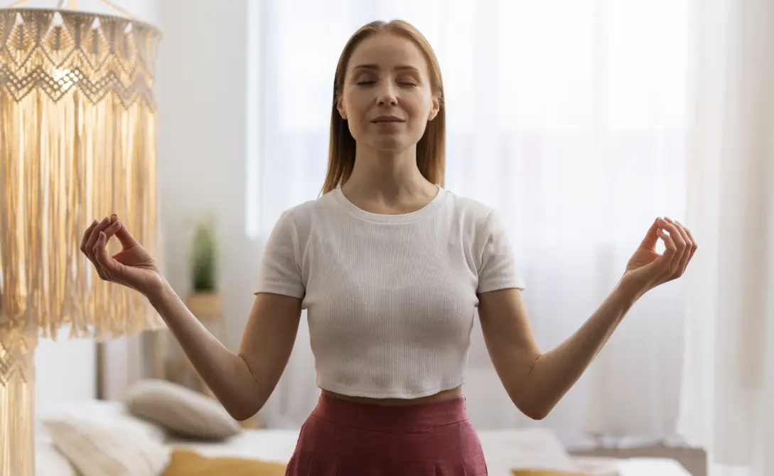 Mujer practicando Tai Chi