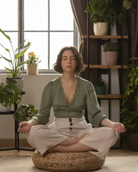 Mujer joven haciendo meditación